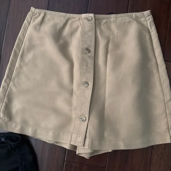 GAP Tan, Eggshell, and Black A-Line Midi Skort Casual - Picture 4 of 11